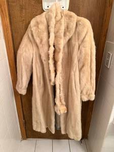 lot 80 image: Hudsons Bay Company Majestic Mink Fur Coat with Garment Bag