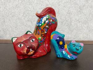 lot 87 image: Set of 2 Hand-Painted Mexican Ceramic Cat Figurines