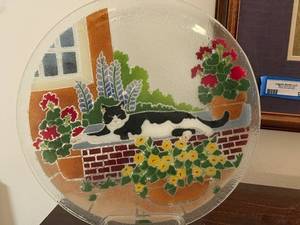 lot 95 image: 13-Inch Decorative Glass Plate with Cat and Garden Scene