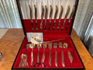 lot 106 image: 1847 Rogers Bros Leilani Silverplate Flatware Set with Box