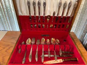 lot 107 image: 1847 Rogers Bros IS Silverplate Flatware Set with Wooden Case