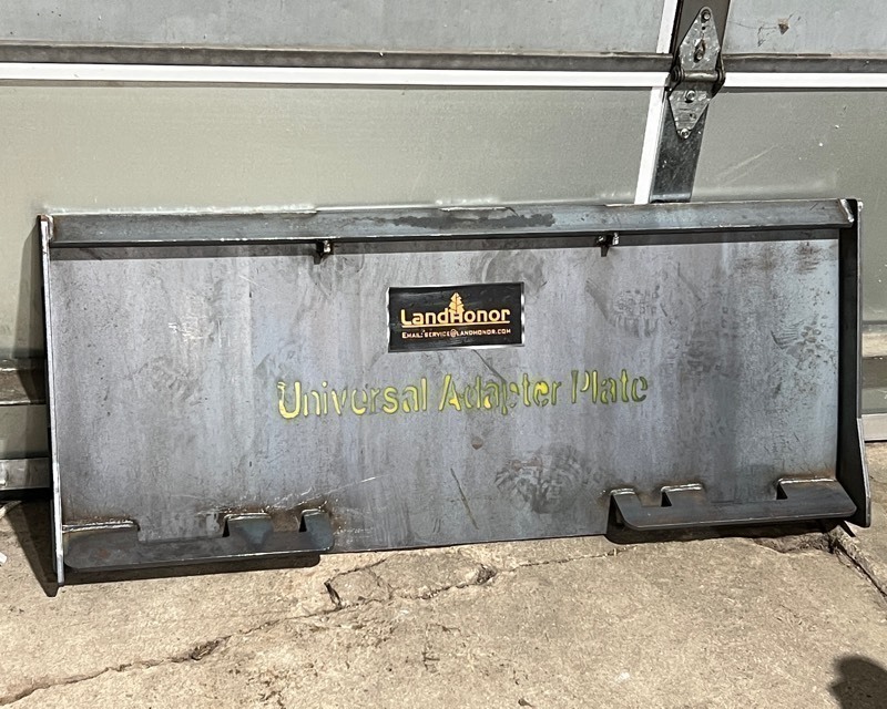 lot 4117 image: Landhonor Skid Steer Universal Adapter Plate (UAP-16-45W)