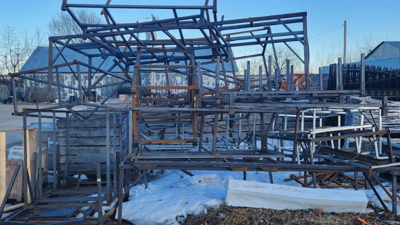 lot 9999 image: Steel Shipping Crates - no removal between 127-130