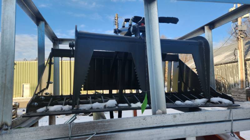 lot 5466 image: Landhonor Mini Skid Steer Grapple Bucket with Slatted Bottom (MRB-72-44W) 