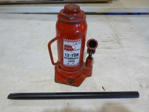 lot 28 image: Big Red 12 Ton Hydraulic Jack