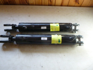 lot 44 image: 2 Hydraulic Cylinders