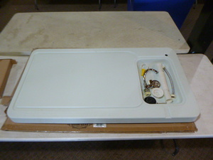 lot 81 image: The Sportsmans Guide Fillet Table with Sink