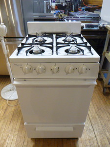 lot 131 image: Magic Chef 20 Gas Range