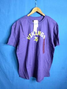 lot 23 image: Minnesota Vikings short-sleeve t-shirt with a screen-printed graphic. Size XL