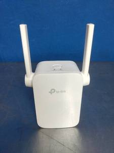 lot 27 image: TP-Link RE105 300Mbps Wi-Fi Range Extender.