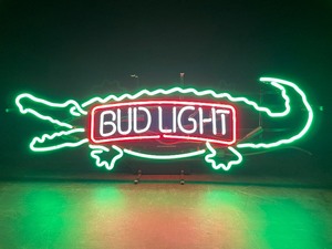 lot 6 image: Bud Light alligator neon sign, Like NEW, hard to find item
