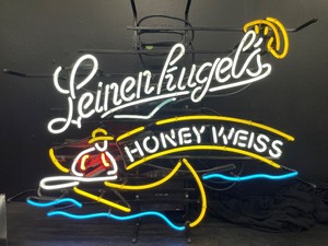 lot 20 image: Leinenkugels Honey Weiss beer neon sign with canoe