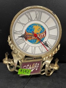 lot 142 image: Schlitz clock