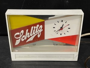 lot 227 image: Schlitz clock
