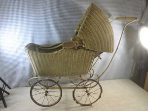 lot 11 image: (EW4) Antique Lloyd Loom Products B...