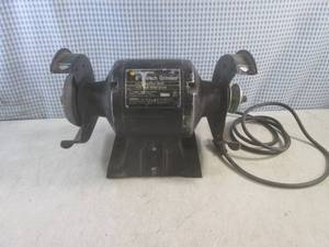 lot 18 image: (EC1) Black & Decker 6 Bench Grind...