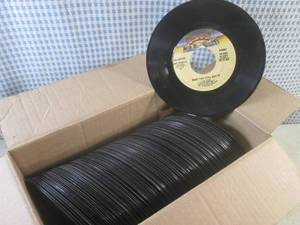lot 27 image: (BSB) Assortment of Vintage 45 RPM ...