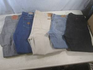 lot 60 image: (BS) 5 Pair of Jeans - Levis, Red K...