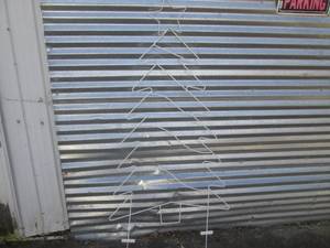 lot 102 image: (EW7) Metal Wireframe Christmas Tre...