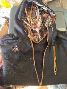 lot 6 image: Legandary Whitetail Hoodie with balaclava