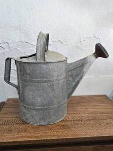 lot 21 image: Watering can