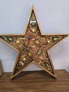 lot 31 image: Star, lights up