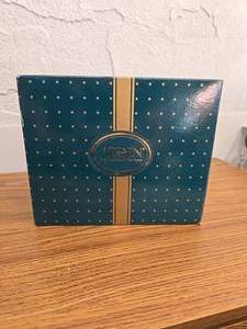 lot 22 image: Elizabeth Arden Bath Set