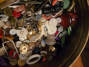 lot 61 image: Button and Welcome wreath