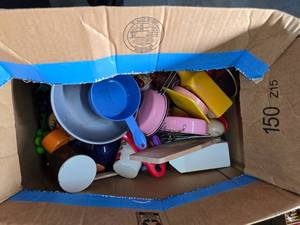 lot 68 image: Play kitchen food