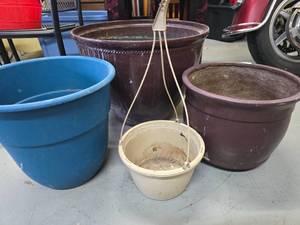 lot 70 image: Lot of planting pots