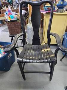 lot 71 image: Sturdy black chair
