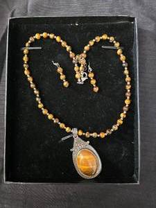 lot 100 image: Tigers eye necklace and matching earrings