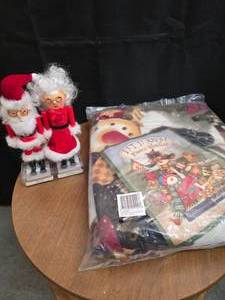 lot 78 image: Nutcrackers and blanket