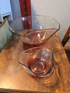 lot 76 image: 2 glass bowls, Pink