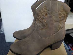 lot 61 image: Tyndall Ankle Boots Size 7...