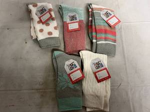 lot 293 image: 5 Pairs Of Muk Luks Pastel Socks