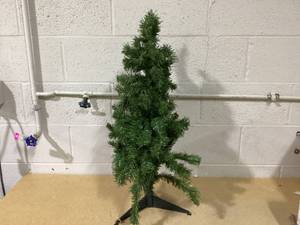 lot 193 image: Costway Unlit Christmas Tree 36in