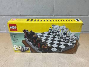 lot 50 image: LEGO Iconic Chess Set 40174
