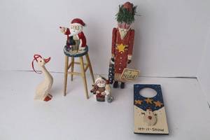 lot 6 image: Assorted Christmas Folk Art Decor Figurines & Ornaments Lot