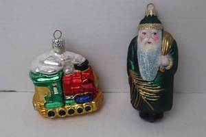 lot 19 image: Pair of Lauscha Krebs German Christmas Glass Ornaments
