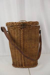 lot 86 image: Wicker Basket with Lid & Leather Strap - Vintage Hamper