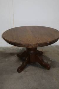 lot 172 image: Round Oak Dining Table with Four Curved Legs