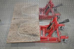 lot 151 image: Hydraulic Scissor Lift Table - Red with Wood Deck & Casters