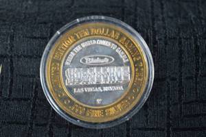 lot 208 image: Coin - Binions Horseshoe Las Vegas - Limited Edition $10 Silver .999 silver