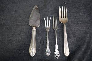 lot 224 image: Sterling Silverware - Serving Knife & Forks, 102 g