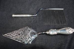 lot 225 image: Pie Server & Cake Rake - Sterling Handles, Made in Italy