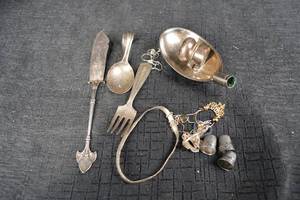 lot 226 image: Scrap Sterling Silver - Mixed Vintage Flatware & Small Accessories