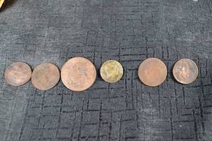 lot 236 image: Copper Pennies & Small Gold-Toned Coin - Loose Coin Lot