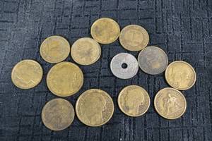 lot 237 image: Assorted coins - British coins with portrait & French francs