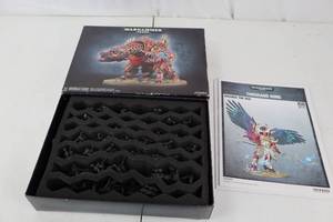lot 259 image: Warhammer 40,000 Chaos Beast Box Set & Unpainted Space Marine Figure